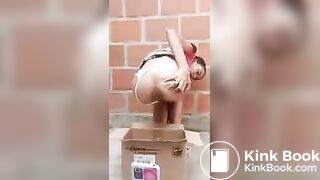 Shitting on a box