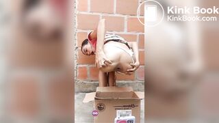 Magrinha cagando na caixa