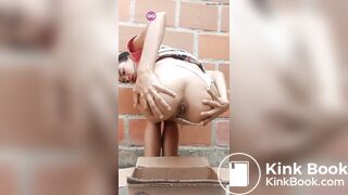 Magrinha cagando na caixa