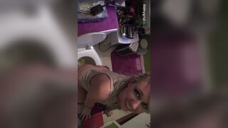 D&k@ta pooping