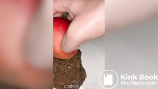 Comendo maça com merda