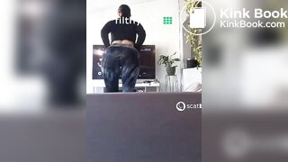 Linda Argentina cagando um grande tronco 3