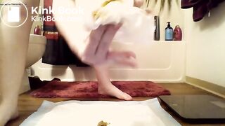 Girl poop - video 211
