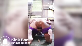 Brasileira cagando se melando de merda