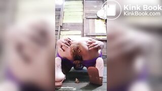 Brasileira cagando se melando de merda