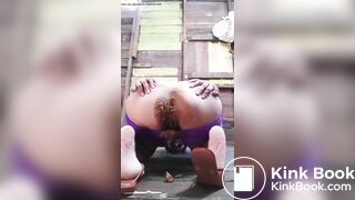 Brasileira cagando se melando de merda