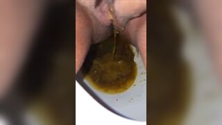 女人腹泻拉水视频