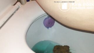 Girl pooping on toilet - video 93