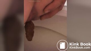 Non si è accorta che dietro c'è una telecamera