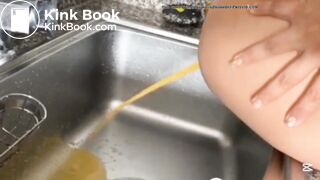 Hot girl shitting in the sink