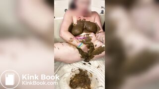 Scat MILF tub play