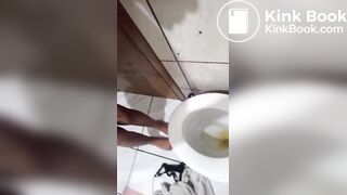 Novinha delícia cagando na privada