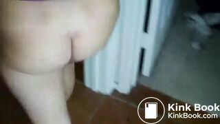 Ragazza che lascia cadere la cacca - video 3