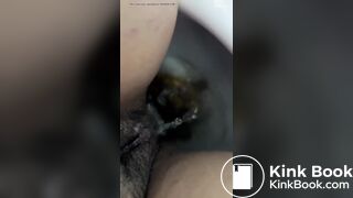 Camgirl Shits in toilet *no face