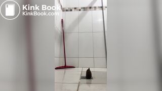 Brasileira delícia deixabdo uma merda enorme no ralo