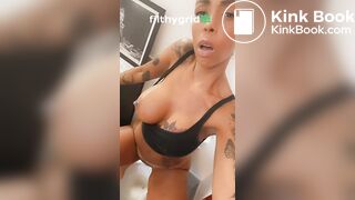 Hot ebony poop in the toilet