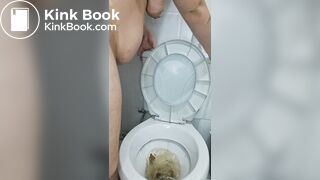 Brasileira peituda merda na privada