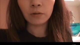 Varie scene di ragazza asiatica che fa la cacca