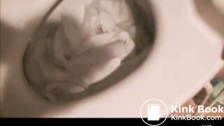 Varie scene di ragazza asiatica che fa la cacca