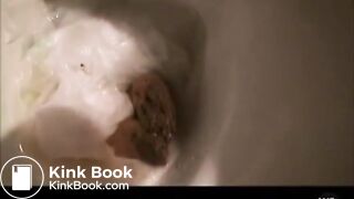 Varie scene di ragazza asiatica che fa la cacca