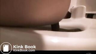 Varie scene di ragazza asiatica che fa la cacca