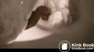 Varie scene di ragazza asiatica che fa la cacca