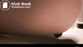 Varie scene di ragazza asiatica che fa la cacca