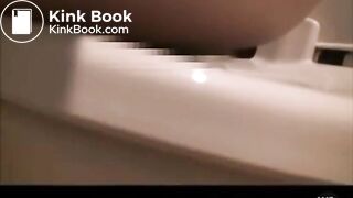 Varie scene di ragazza asiatica che fa la cacca