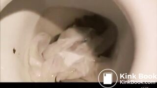 Varie scene di ragazza asiatica che fa la cacca