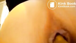 Women pooping　　