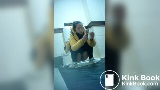 spy camera asian girl pee and shit.video_1310