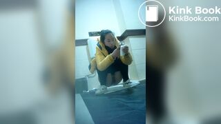 spy camera asian girl pee and shit.video_1310