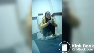 spy camera asian girl pee and shit.video_1310