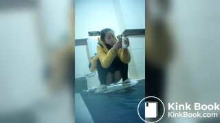 spy camera asian girl pee and shit.video_1310