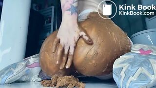 3 times scat smearing on the buttocks..