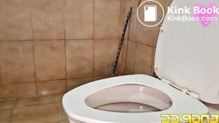 Girl does a massive log that clogs the toilet
