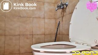 Girl does a massive log that clogs the toilet