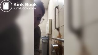 Perra no aguantaba más y su culo le pedia expulsar