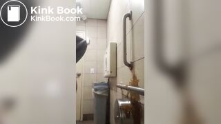 Perra no aguantaba más y su culo le pedia expulsar