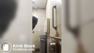 Perra no aguantaba más y su culo le pedia expulsar