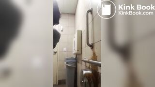 Perra no aguantaba más y su culo le pedia expulsar