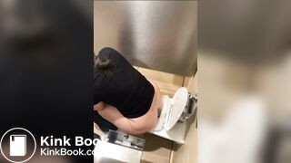 A girl was spied on while shitting in a shopping mall b