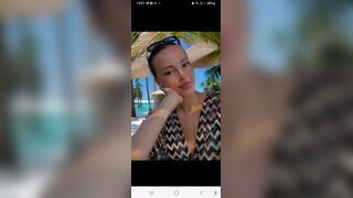 Amica di Facebook fa la cacca in bagno ( solo audio)