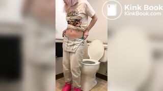 Lei ti ignora mentre fa la cacca