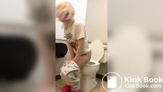 Lei ti ignora mentre fa la cacca