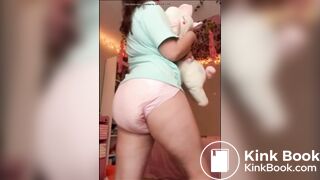 White girl makes real big pushies in her diaper