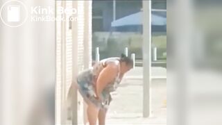 Cagando en la calle - video 2