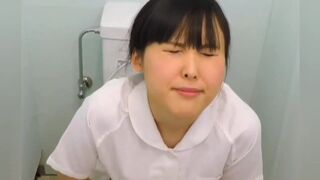 Ancora una ragazza giapponese che si sforza