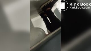 MUJER HACE CACA EN BAÑO PUBLICO