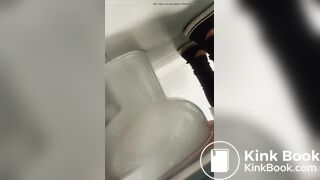 MUJER HACE CACA EN BAÑO PUBLICO